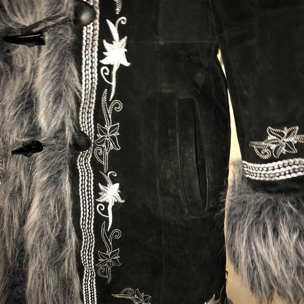 HOST PICK!🙀🤩😍3/30 Taut Black Genuine Leather Embroidered Fur Jacket - Picture 6 of 16
